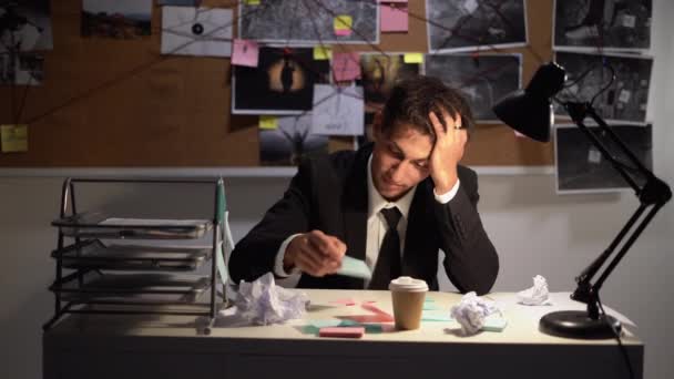Detektiv Mit Kopfschmerzen Stress Wenn Einem Büro Mit Beweismitteln Überstunden — Stockvideo