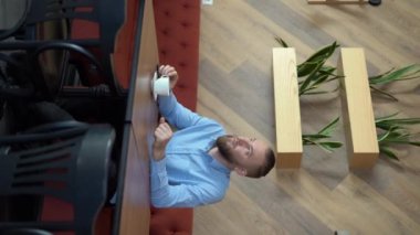 Garson müşteriden bahşiş alır. Garson kız otel barındaki erkek müşteriden bahşiş alıyor. Barmen kadın iş yerinde bahşiş almaktan mutlu. Hizmet kavramı. Dikey video