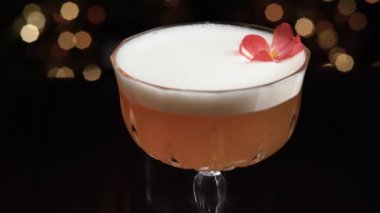 Masada çiçekler olan pembe kokteyl, yakın çekim.