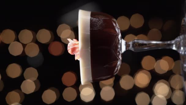 Gece Kulübü Bokeh Light Önünde Cam Bardakta Espresso Martini Restoran — Stok video
