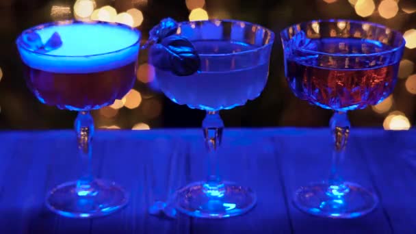 Close Van Alcoholische Cocktails Bereid Door Professionele Barman Veelkleurig Neon — Stockvideo