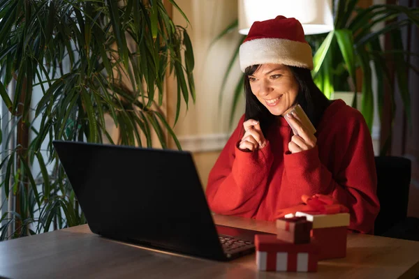 Szczęśliwa Młoda Kobieta Zakupy Online Pośrednictwem Laptopa Przy Użyciu Karty — Zdjęcie stockowe