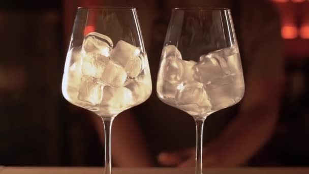 Två Glas Med Isställ Bardisken Framifrån Bartender Bakgrunden — Stockvideo