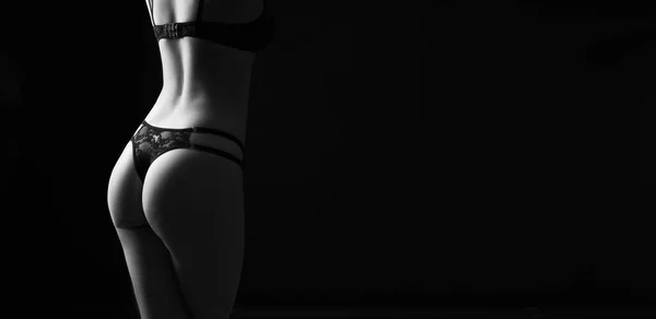 Czarno Białe Zdjęcie Seksownych Kobiet Pupą Czarnym Tle Odbiór Sztandar — Zdjęcie stockowe