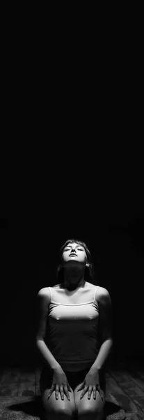 Черно Белая Фотография Чувственной Сексуальной Женщины Коленях Закрытыми Глазами Принято — стоковое фото