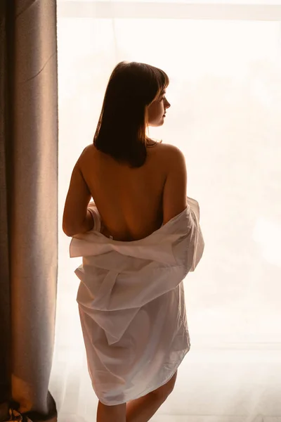 Mulher Uma Camisa Transparente Frente Uma Janela Manhã Rotina Beleza — Fotografia de Stock