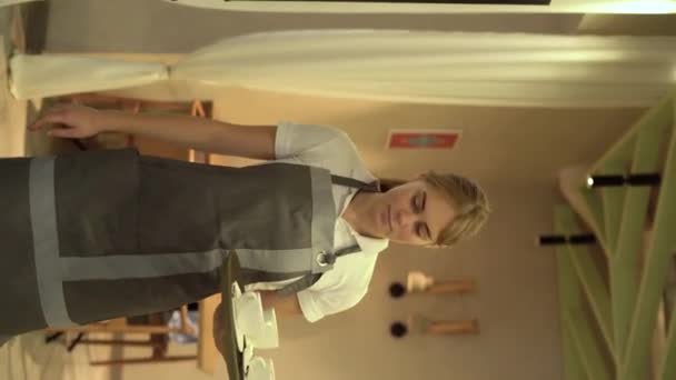 服务员在咖啡店工作时 带着一个装有咖啡的盘子 垂直录像 — 图库视频影像