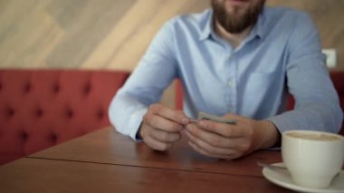 Müşteri ahşap masaya bahşiş bırakıyor. Kapıları kapatın.