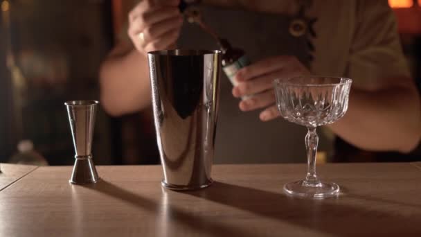 Barman Het Toevoegen Van Cocktail Ingrediënt Shaker Aan Bar Teller — Stockvideo