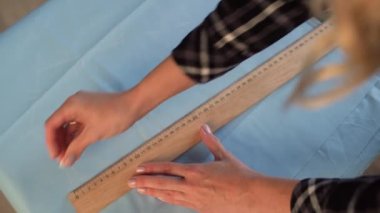 Kumaş üzerine güzel bir moda tasarımcısı çizimi, atölyenin içinde el yapımı kıyafetler. Yaratıcı beceri tasarımı, hobiler ve yaşam tarzı, kadın hobisi. Üst görünüm