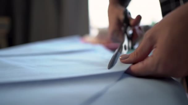 缝纫机在工作场所用剪刀剪裁蓝色面料 手部特写 — 图库视频影像