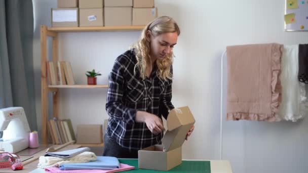 Ung Kvinna Som Säljer Kläder Nätet Och Förpackningar För Frakt — Stockvideo