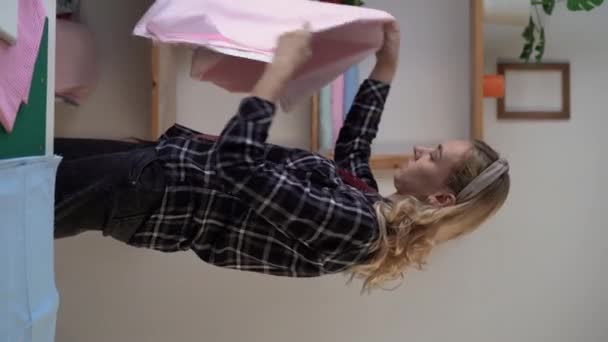 Millennial Vrouw Naaister Kijken Naar Roze Stoffen Staan Werkplaats Verticale — Stockvideo