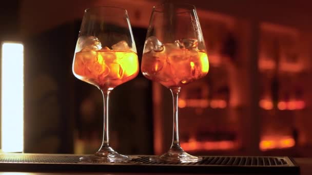 Två Glas Cocktails Aperol Spritz Bardisken — Stockvideo