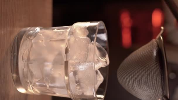 Barkeeper Gießt Alkoholisches Getränk Aus Dem Shaker Das Glas Durch — Stockvideo
