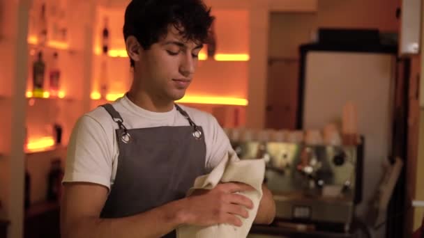 Glad Arabisk Bartender Jobbet Baren Med Korsade Händer — Stockvideo