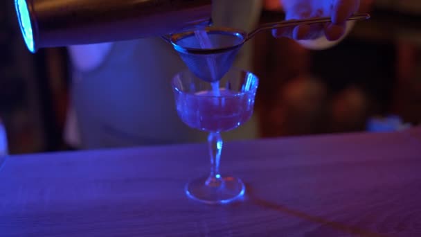 Barman Filtruje Alkoholický Koktejl Ocelového Třepače Skla Přes Síto Pohled — Stock video