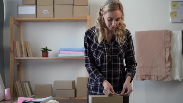 Młoda Atrakcyjna Kobieta Pakowania Produktu Małej Firmy Paczki Zamówienia Online — Wideo stockowe