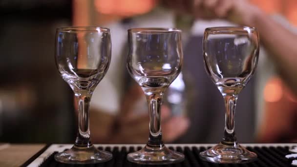 Barman Derramando Espírito Duro Vodka Óculos Detalhe Close — Vídeo de Stock