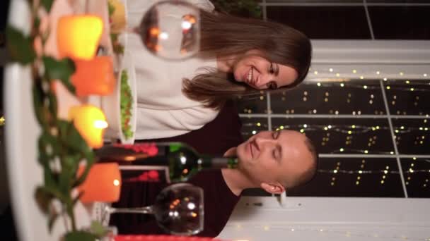 Heureux Couple Amoureux Célèbrent Saint Valentin Dîner Maison Restaurant Avoir — Video