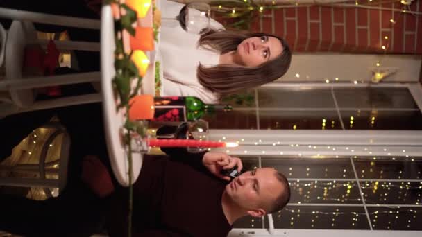 无聊的约会或情人节 男人在吃饭的女人无聊和生气 糟糕的2月14日垂直录像 — 图库视频影像