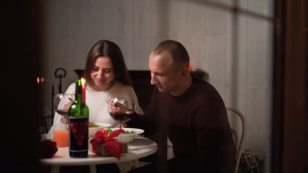 Efektivní Pár Užívá Rande Doma Oslavuje Valentýna Společně Milenci Mají — Stock video