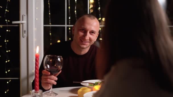 Casal Apaixonado Jantando Restaurante Bebendo Vinho Tinto Homem Feliz Dando — Vídeo de Stock