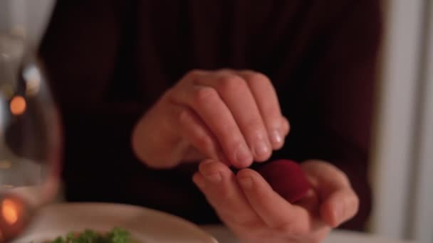 情人节晚餐期间 男人们手拉手提着戒指向女士求婚 桌上放着食物和葡萄酒 有选择性地聚焦在一起 — 图库视频影像