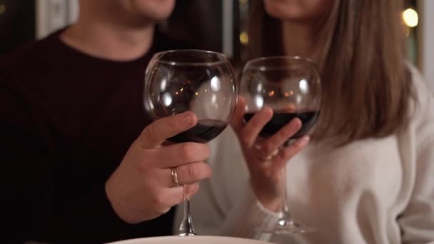 Par Copas Tintineantes Cena San Valentín Disfrutaron Hablando Restaurante Con — Vídeos de Stock