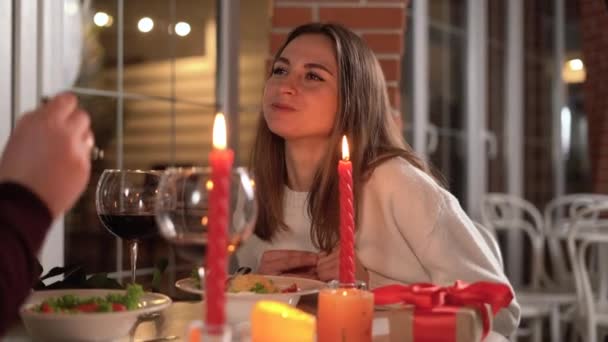 Una Cita Romántica Pareja Feliz Alimentándose Mutuamente Cenando Celebrando Día — Vídeos de Stock