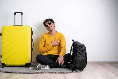 Yolculuğa çıkmaya hazır genç bir Arap 'ın göğüs göğüse bastıran dostane bir ifadesi vardır. Aşk konsepti ve seyahat. Boşluğu kopyala