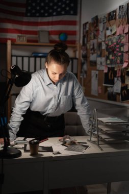 Dedektif gece masasında çalışıyor, fotokopi odası.