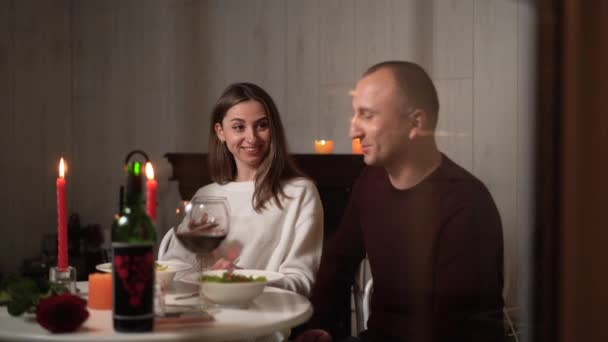 Paar Beim Romantischen Abendessen Restaurant Blick Durch Das Fenster Feiert — Stockvideo