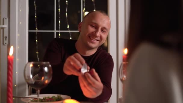 情人节的求婚仪式 快乐的男人在餐馆吃浪漫晚餐的时候向吃惊的女人求婚 并送给她戒指 — 图库视频影像