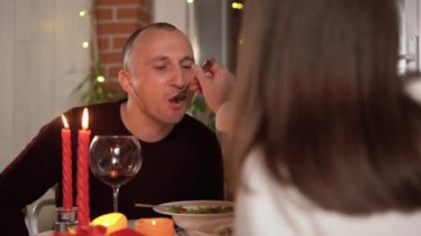 Sevgililer Günü Randevusu. Birbirini seven bir çift şık bir restoranda mum ışığında romantik bir akşam yemeği yiyor. Omzunun üstünden bak