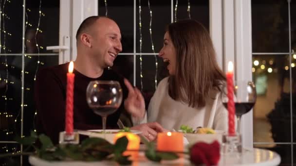 Щаслива Пара Закохалася Вечерю Ресторані Святкуючи День Валентинки Або Річницю — стокове відео