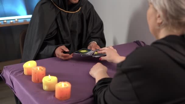Pria Peramal Memegang Kartu Tarot Tangannya Dan Wanita Memilih Kartu — Stok Video
