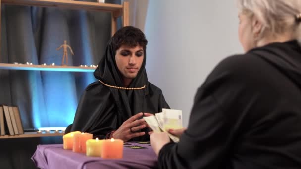 Erkek Büyücü Tarot Kartı Okuyucusu Tarot Seansında Geleceği Tahmin Ediyor — Stok video