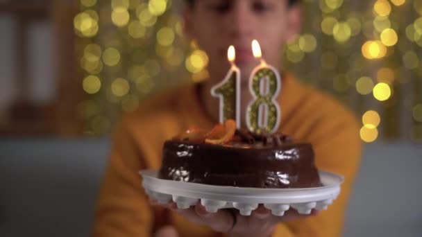 Jongeman Blaast Kaarsen Uit Verjaardagstaart Doet Een Wens Viert Thuis — Stockvideo