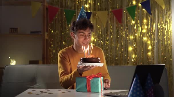 Urodziny Online Młody Muzułmanin Człowiek Zdalnie Świętować Swoim Przyjacielem Szczęśliwe — Wideo stockowe