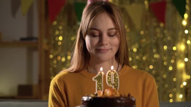 19岁生日年轻女子在生日蛋糕上吹蜡烛19 女孩抱着蛋糕许愿 — 图库视频影像
