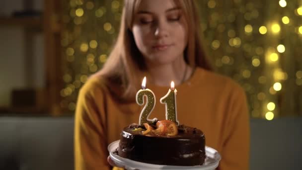 21º Cumpleaños Mujer Joven Soplando Vela Veintiuno Pastel Cumpleaños Chica — Vídeo de stock