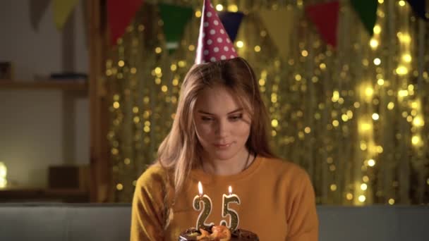 25歳の誕生日 誕生日ケーキの上で25本のろうそくを吹いている若い女性 おいしいケーキを持ちながら願い事をする女の子 — ストック動画