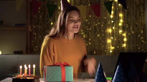 Cumpleaños Línea Joven Mujer Celebrar Remotamente Con Amigo Feliz Cumpleaños — Vídeos de Stock