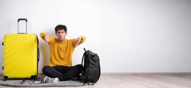 Elinde bavul olan Arap bir gezgin mutsuz ve kızgın görünüyor. Reddedilmiş ve olumsuz bir hareket sergiliyor. Kötü ifade. Boşluğu kopyala