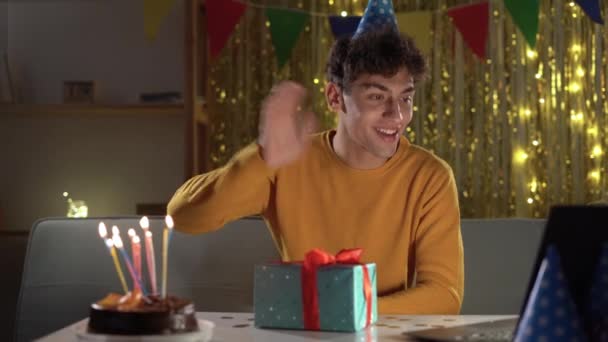 Щасливий Чоловік Робить Відеодзвінок День Народження Тортами Онлайн Використовуючи Веб — стокове відео