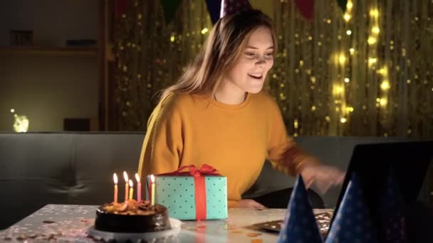 Щаслива Жінка Робить Відеодзвінок День Народження Тортами Онлайн Використовуючи Веб — стокове відео
