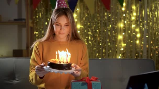 魅力的な女性吹い上のキャンドル誕生日ケーキ後彼女の願いでパーティーにホームインテリア — ストック動画