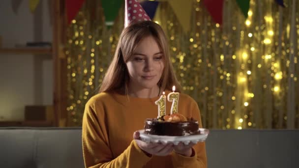 Yaş Günü Doğum Günü Pastasına Mum Üfleyen Genç Bir Kadın — Stok video