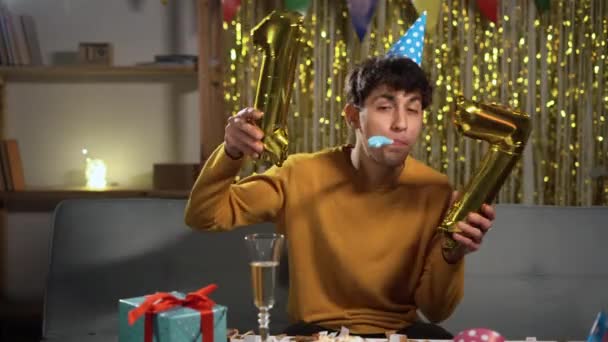Young Man Golden Balloon Celebrating His Seventeen Birthday Home — Vídeo de Stock
